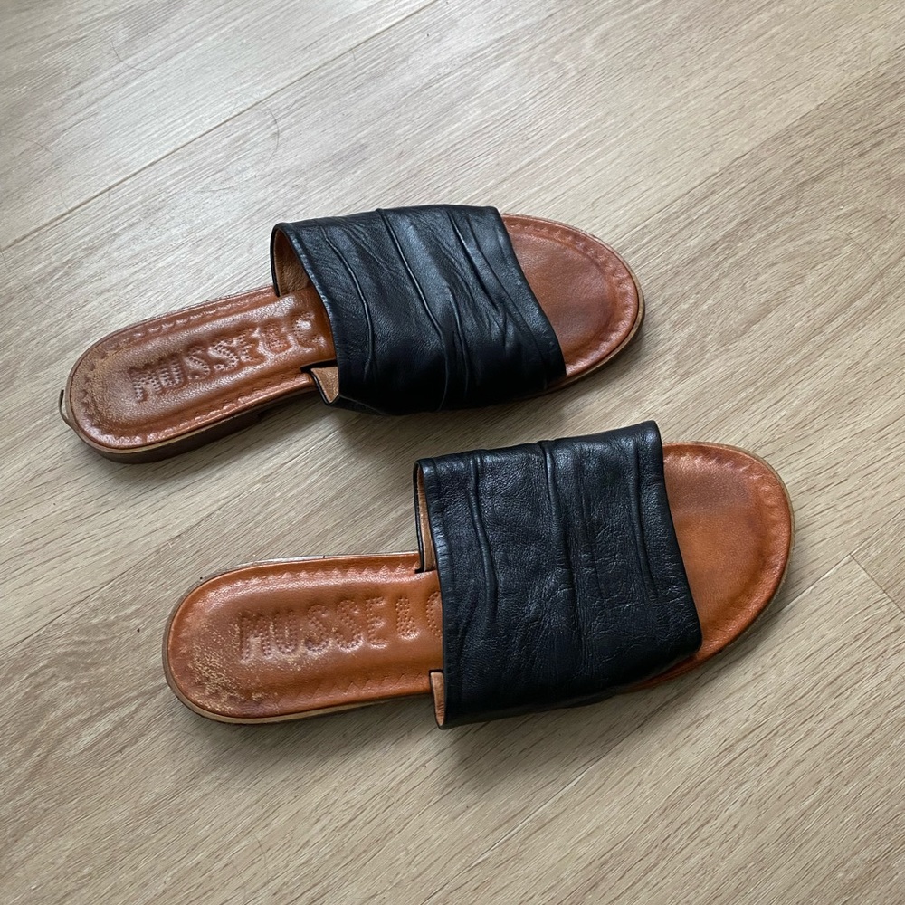 Flat sandals